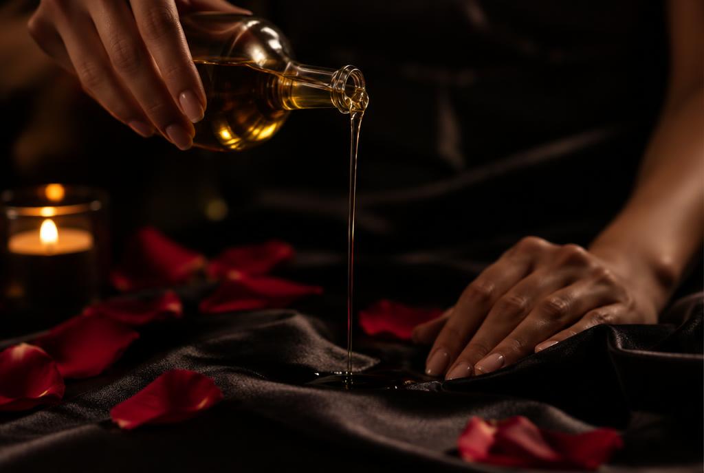Óleo de massagem sendo despejado à luz de velas